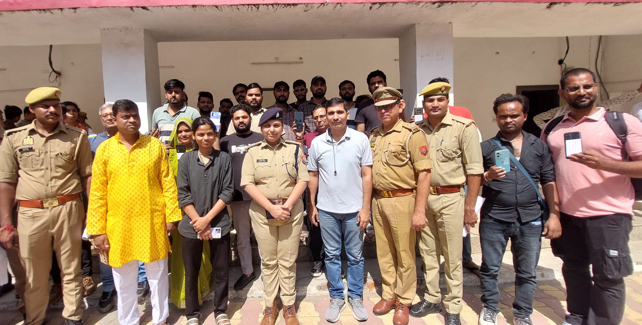 मथुरा - पुलिस ने विभिन्न थाना क्षेत्रों से गुम हुए लगभग 2 करोड़ रुपए के 543 मोबाइल फोन बरामद कर मोबाइल स्वामियों को सौंपे