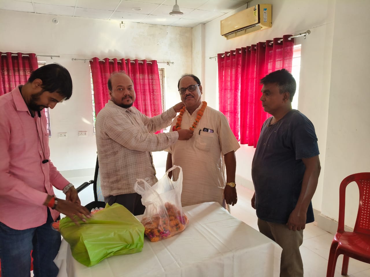 कायमगंज - मंडी समिति के सचिव शैलेंद्र वर्मा द्वारा किसानों एवं व्यापारी का सम्मान किया गया