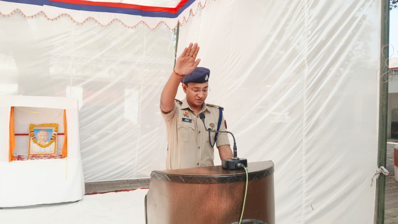 मथुरा पुलिस लाइन में मनाया गया राष्ट्रीय एकता दिवस: एसएसपी ने सरदार पटेल को दी श्रद्धांजलि, पुलिसकर्मियों को दिलाई अखंडता की शपथ