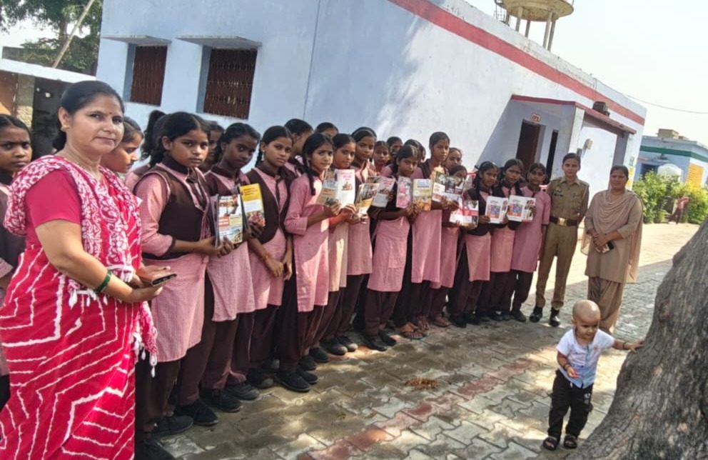 महावन - मिशन शक्ति पुलिस टीम ने महिलाओं व बच्चों को आत्मरक्षा, गुड टच/बैड टच के बारे में जागरुक किया
