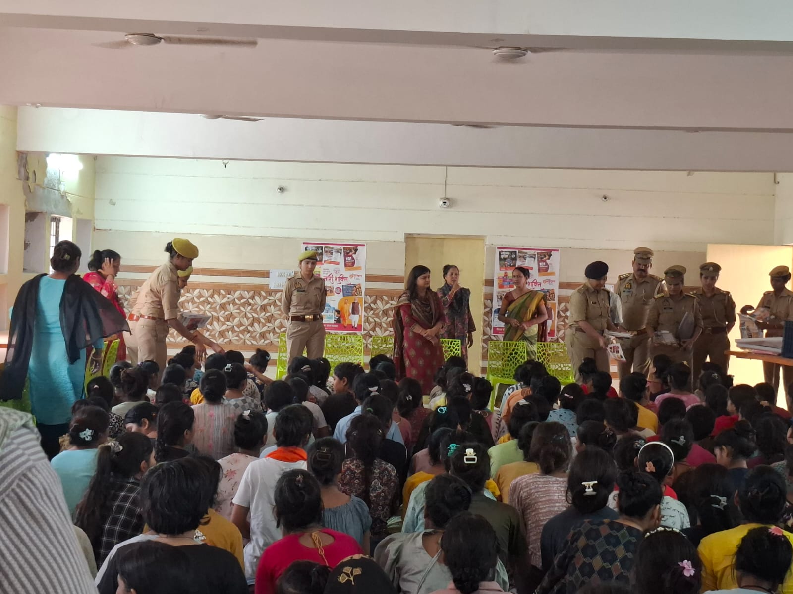मिशन शक्ति अभियान फेज-6.0 के अंतर्गत जनपद मथुरा में महिला सुरक्षा, सम्मान एवं स्वावलंबन को बढ़ावा देने के उद्देश्य से जागृति सेल मथुरा द्वारा राजकीय बालिका गृह/संरक्षण केंद्र वृंदावन में जागरूकता कार्यक्रम आयोजित किया गया