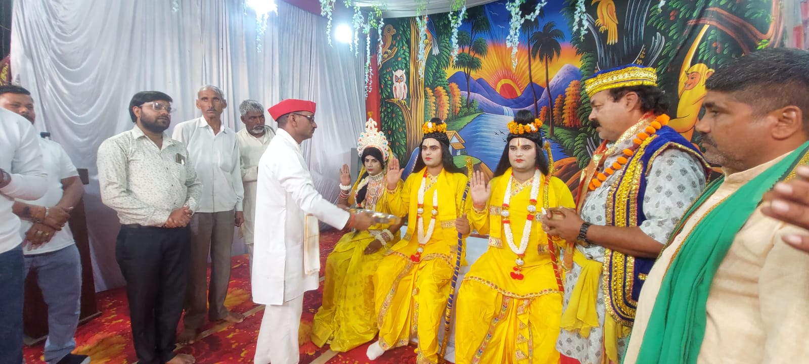 गोवर्धन से सपा प्रत्याशी गोल्डी भैया ने किया सौंख रामलीला मंचन का शुभारंभ, उतारी भगवान की महाआरती, समिति को भेंट किए 11,000 रुपये