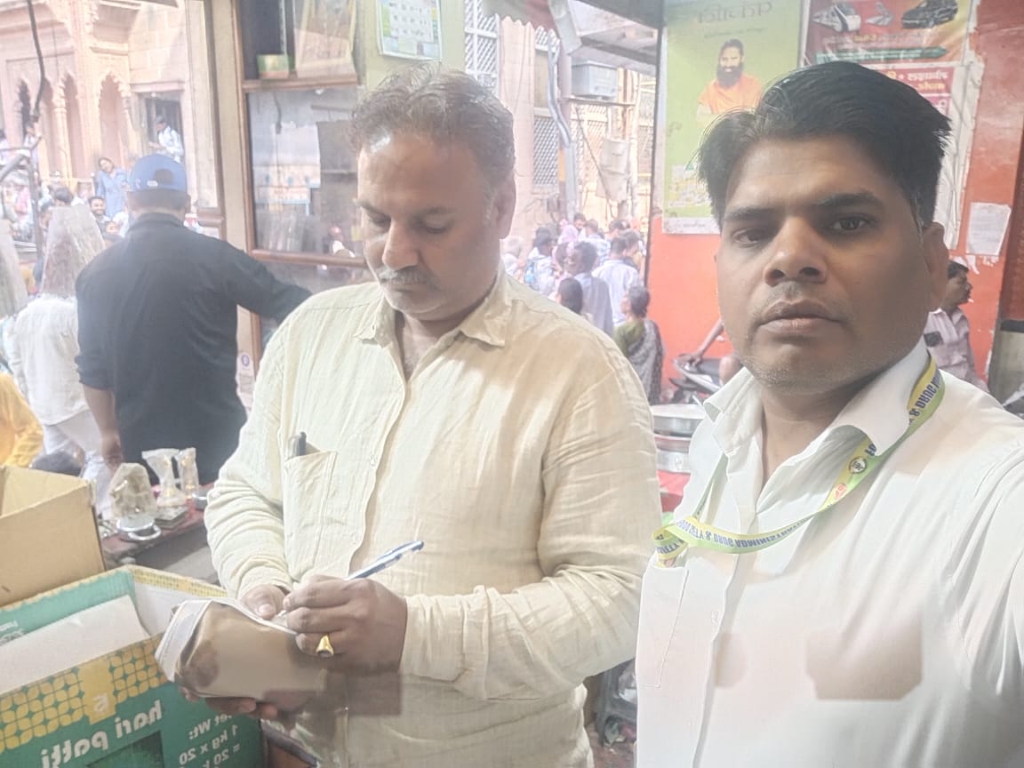 वृंदावन में खाद्य विभाग का बड़ा छापा: बांके बिहारी मंदिर के पास से लिए पेड़े-लड्डू के सैंपल, 50 किलो दूषित पेड़ा कराया नष्ट