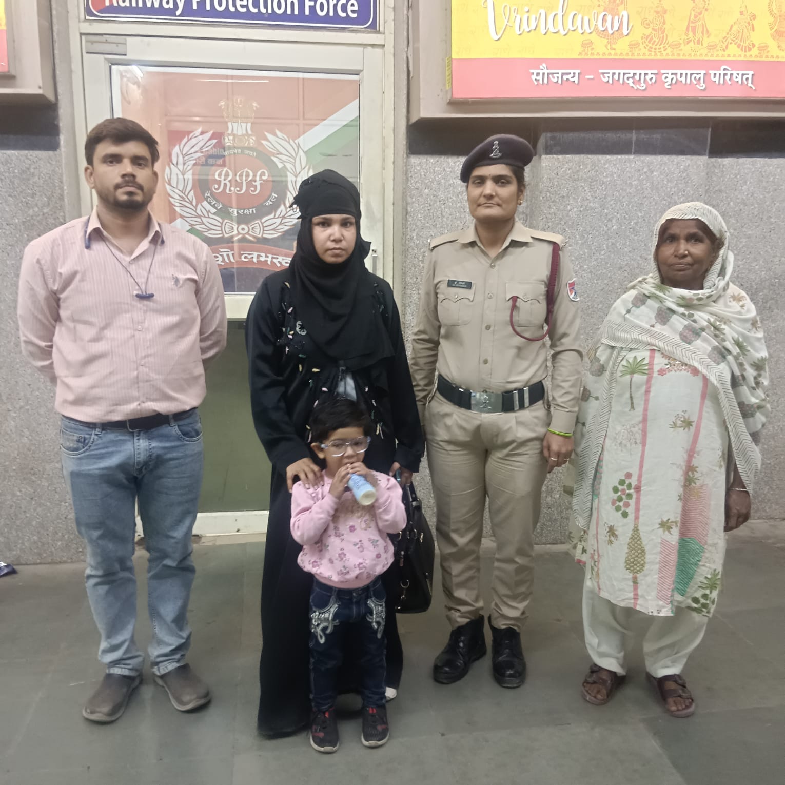 रेलवे सुरक्षा बल की तत्परता: मथुरा स्टेशन पर अपनों से बिछड़ी 3 वर्षीय मासूम को चंद घंटों में माँ से मिलाया