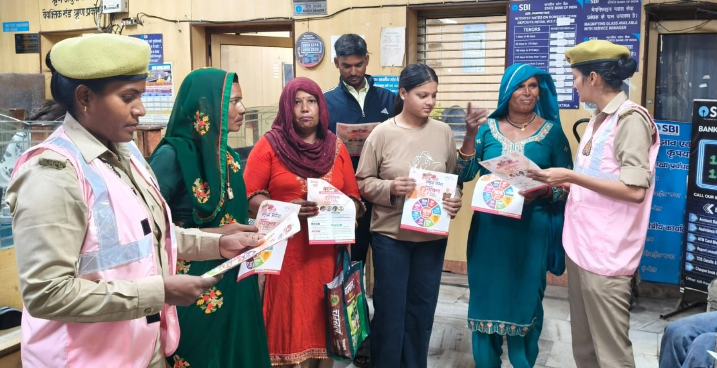 बरसाना में पुलिस ने एक विशेष जागरूकता अभियान चलाया